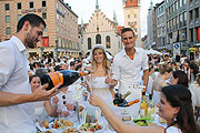 Diner en Blanc  auf dem Marienplatz am 16.07.2014 (©Foto: Marikka-Laila Maisel)